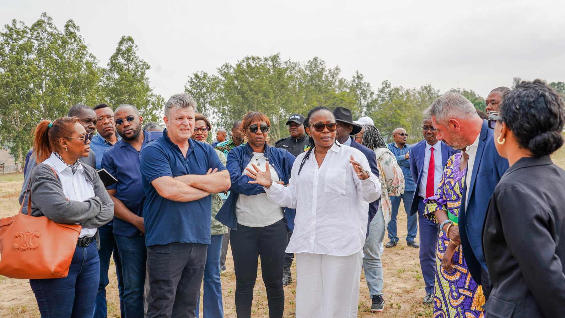Developpement economique : la ministre du Commerce et les autorites du Kouilou visitent le futur Parc d'Exposition de Loango
